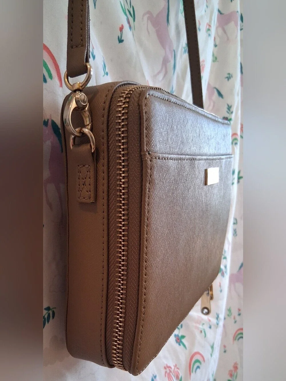 EUC Henri Bendel Tan Saffiano Leather Zip Around Casual Travel Wallet Purse Bag